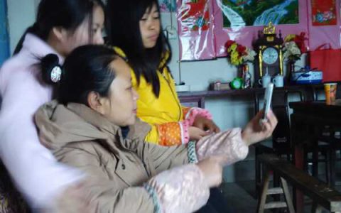 姐妹春节喜悦团聚