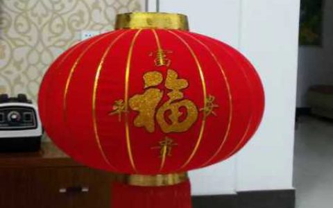 过年啦大红灯笼挂起来咯