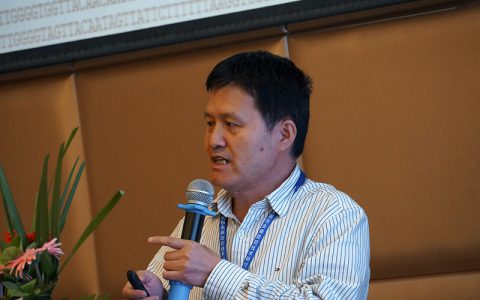 贾万忠研究员在2017年全国包虫病防控技术研讨会上作报告