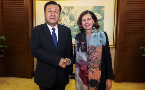 于康震会见世界动物卫生组织总干事艾略特