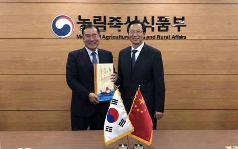 韩长赋会见韩国农林畜产食品部部长李介昊，就签署两国政府间动物检验检疫合作协定等交换意见