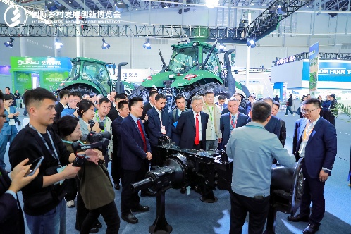 人站在人群中AI 生成的内容可能不正确。