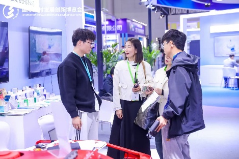 一群男人和女人站在桌子边AI 生成的内容可能不正确。