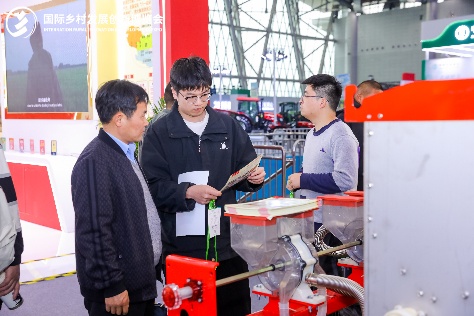 男人站在卡车旁边AI 生成的内容可能不正确。