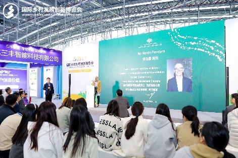 一群人在台上演讲AI 生成的内容可能不正确。