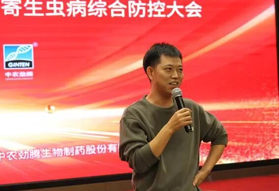 穿着西装笔挺的男子与配字 AI 生成的内容可能不正确。