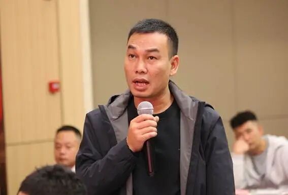 男人在喝饮料 AI 生成的内容可能不正确。