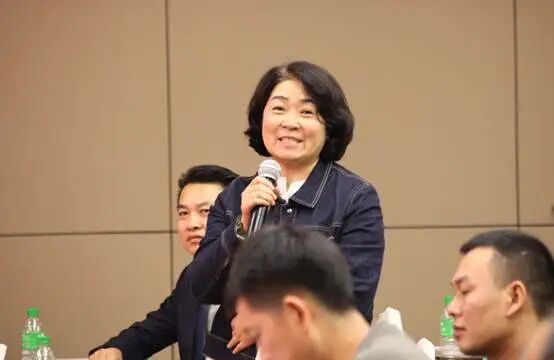一群人正在聊天 AI 生成的内容可能不正确。